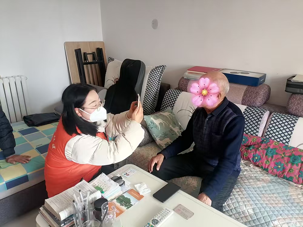 【新时代文明实践站】上门认证暖夕阳——关中社区让养老服务有温度  