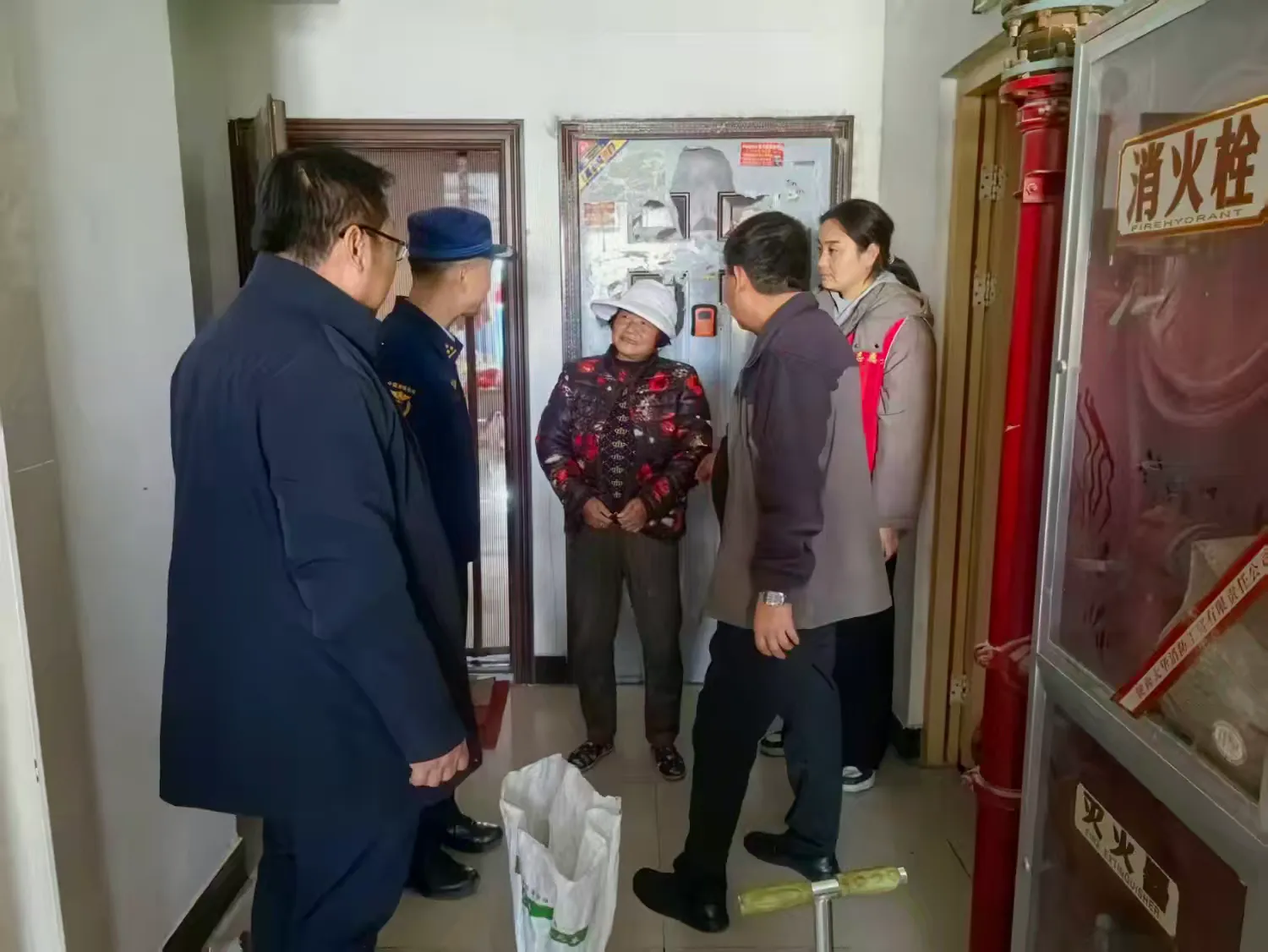 清楼道 治飞线 保平安——蔡家坡镇东街社区开展小区消防安全集中整治行动