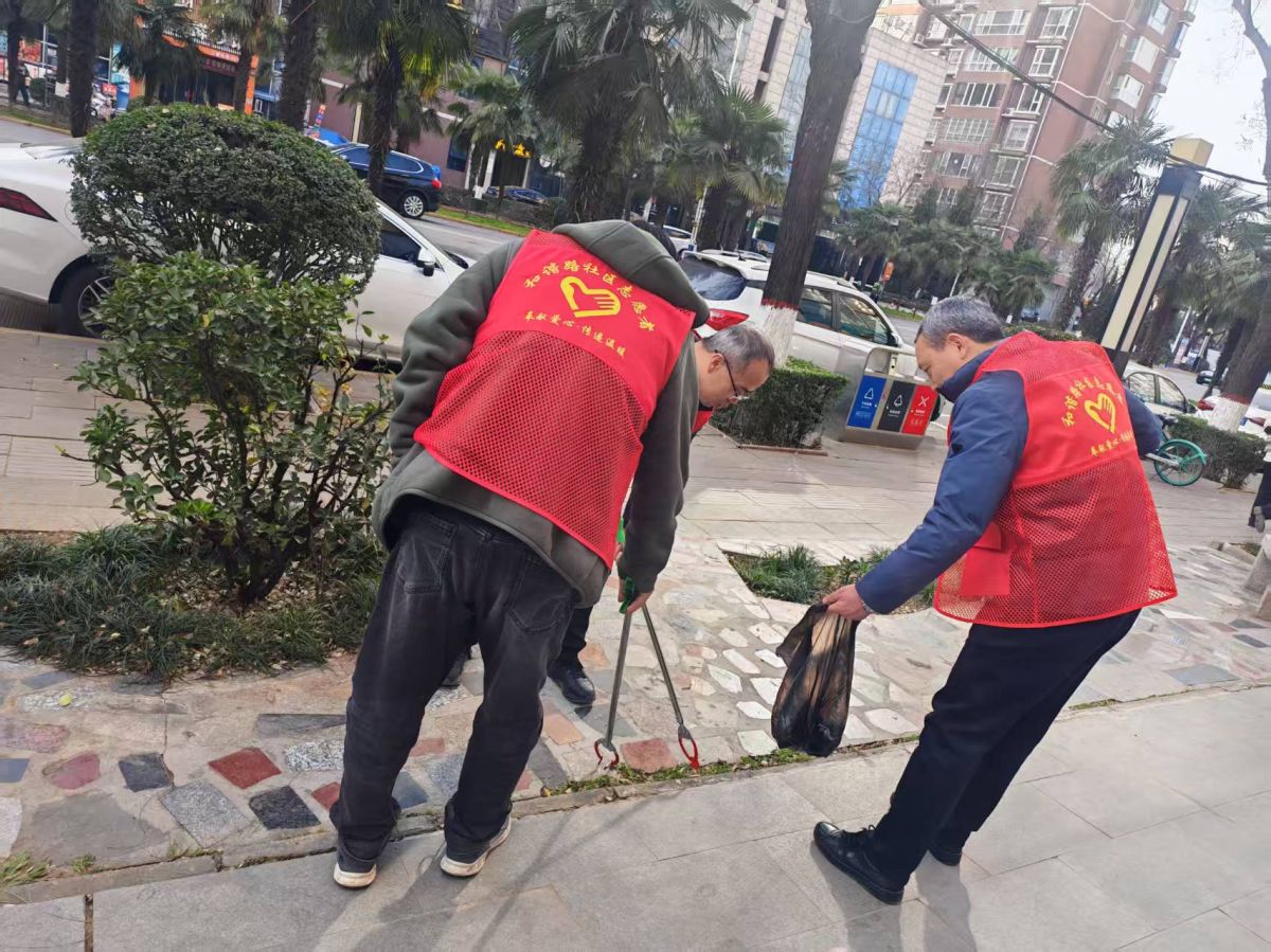 “文明渭滨‘益’起来”——和谐路社区开展环境卫生整治活动