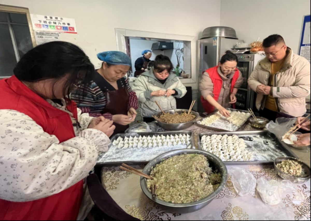 冬至饺香浓   关怀暖邻翁