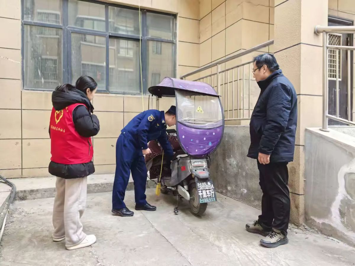 筑牢安全防线 守护万家灯火——蔡家坡镇东街社区开展消防演练暨安全隐患排查整治行动