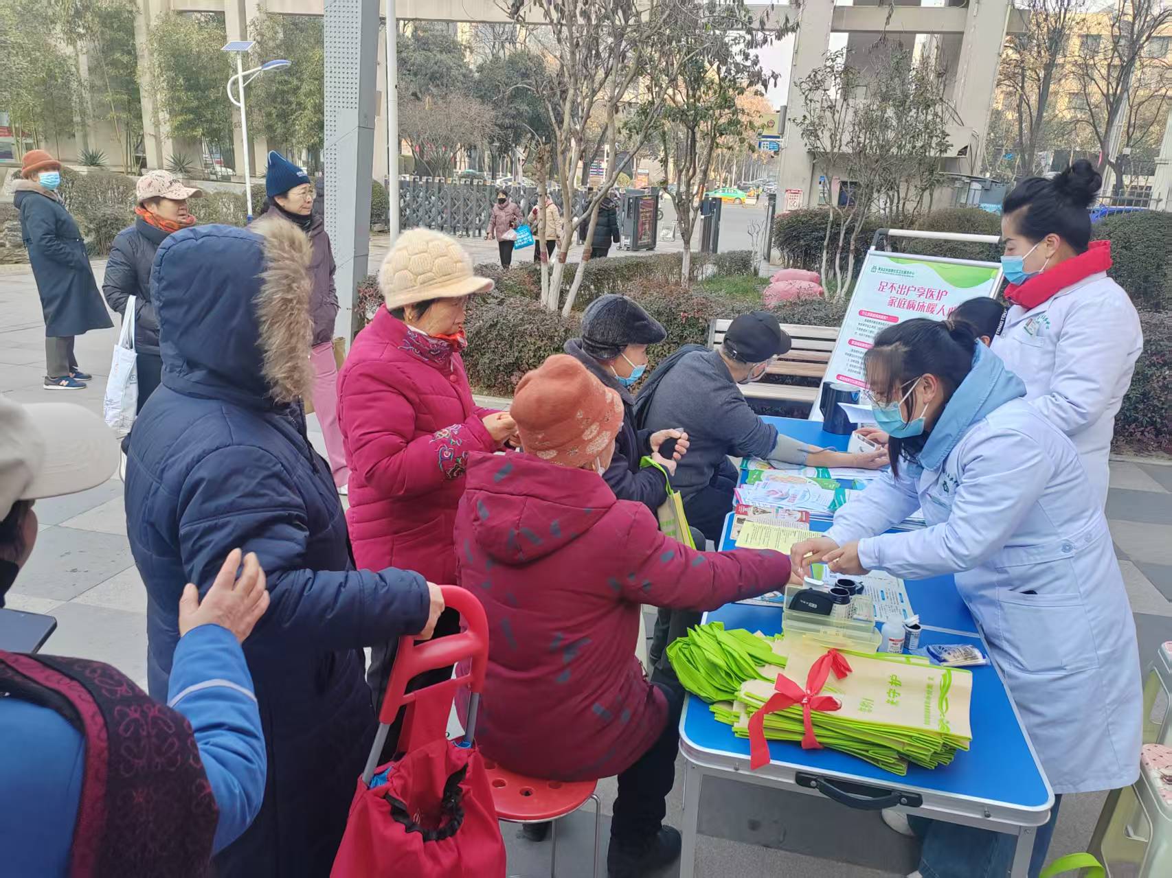 学子路社区开展“学路友邻 义诊随行”寒冬送健康便民义诊活动
