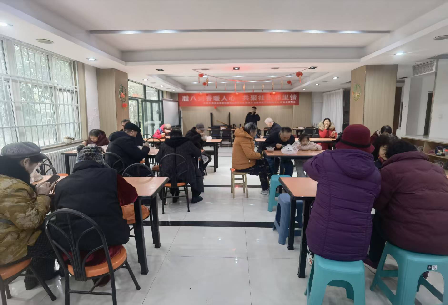 腊八粥香暖人心 共聚社区邻里情