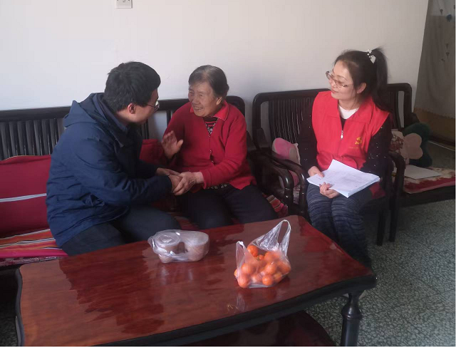 浓情腊八暖人心   社区帮扶传温情