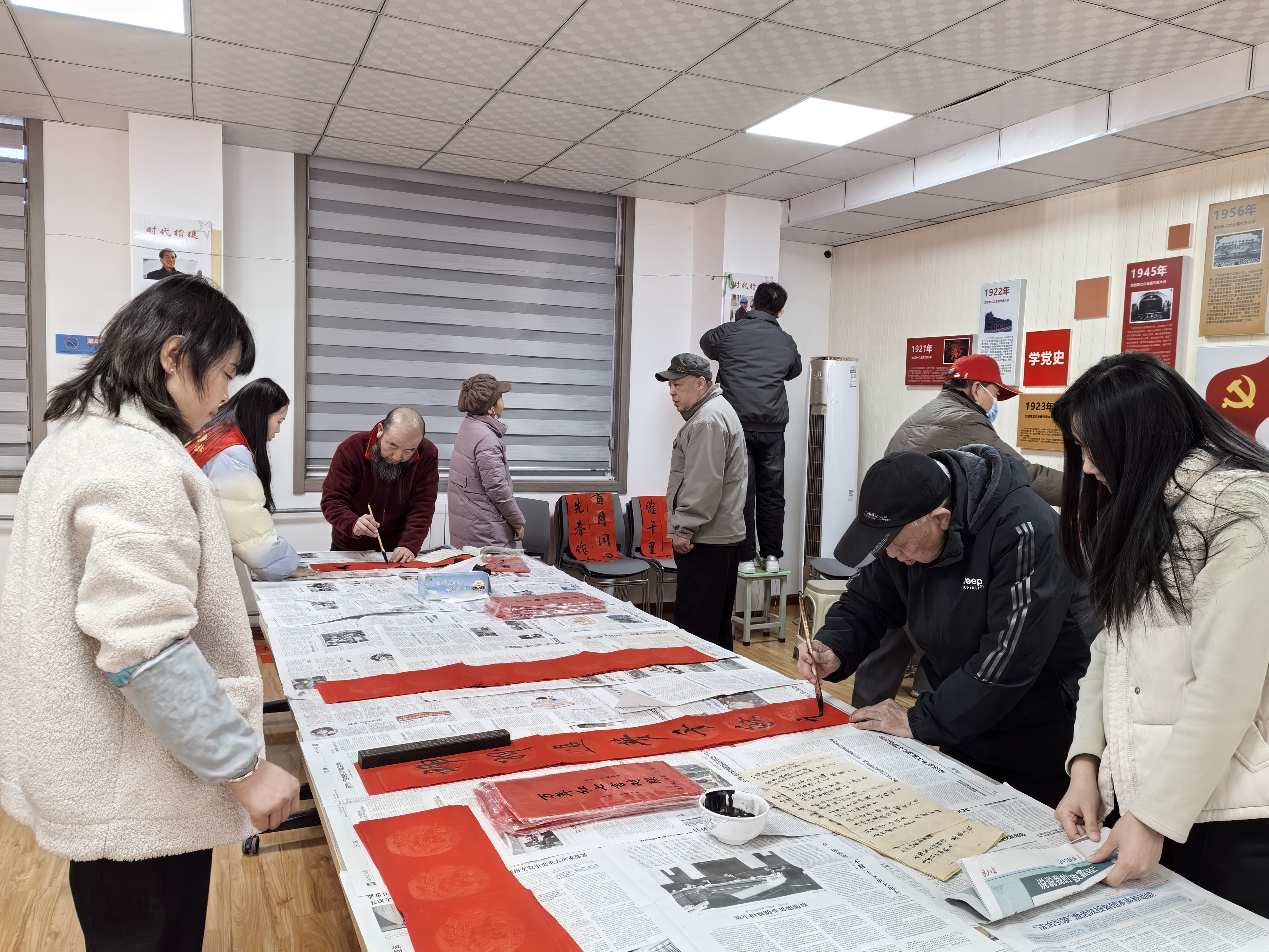 宝桥社区“红色传承 笔墨迎春”新年送祝福活动