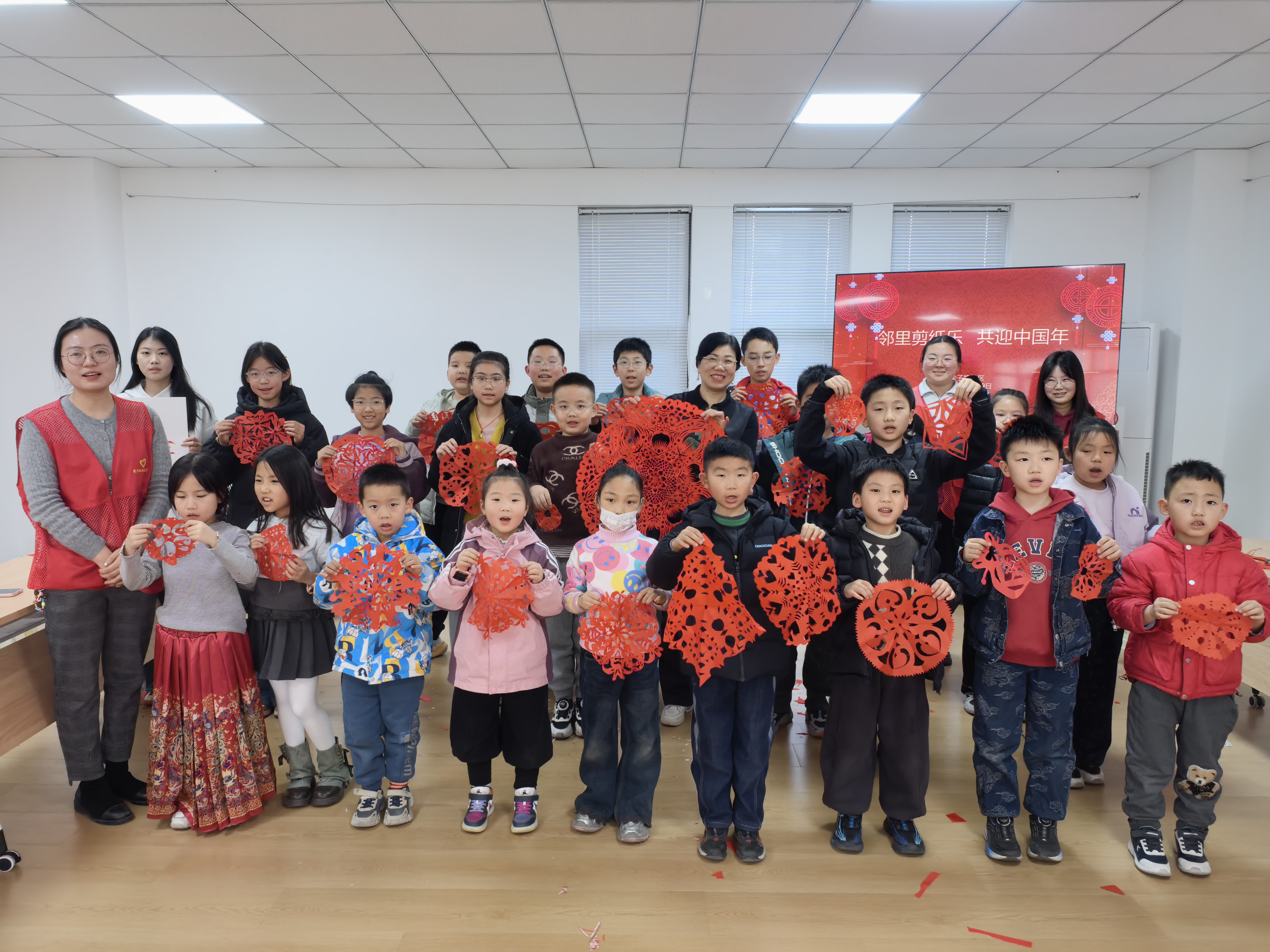 邻里剪纸乐 共迎中国年 --学子路社区开展非遗剪纸文化志愿活动