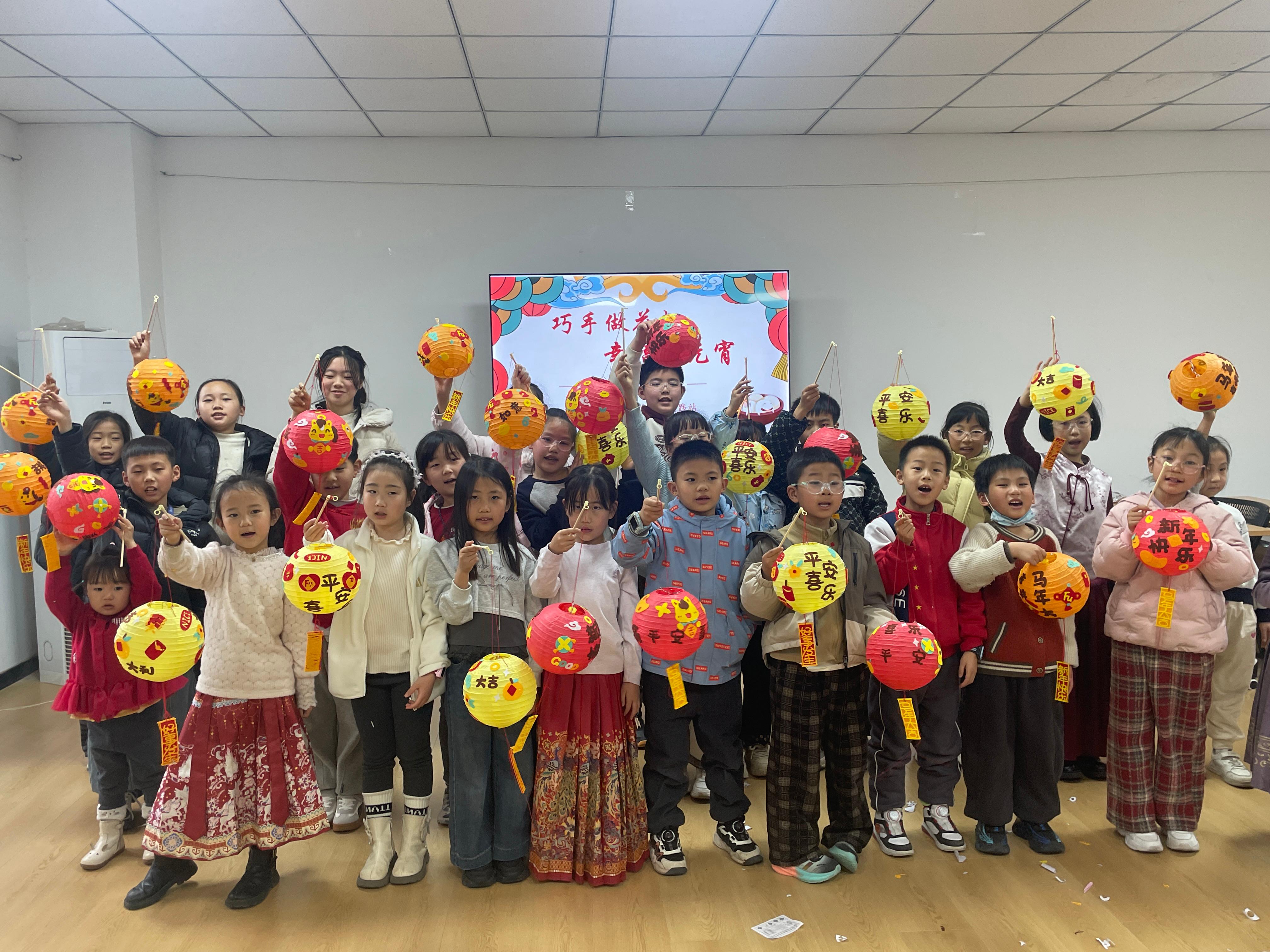 巧手做花灯 幸福闹元宵——学子路社区开展元宵节主题活动