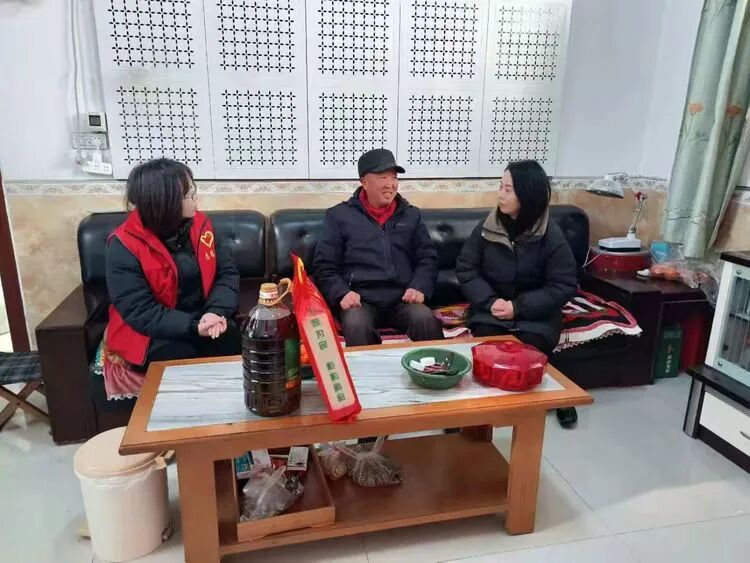 新春慰问暖人心 情满社区迎佳节——蔡家坡镇东街社区开展春节前走访慰问