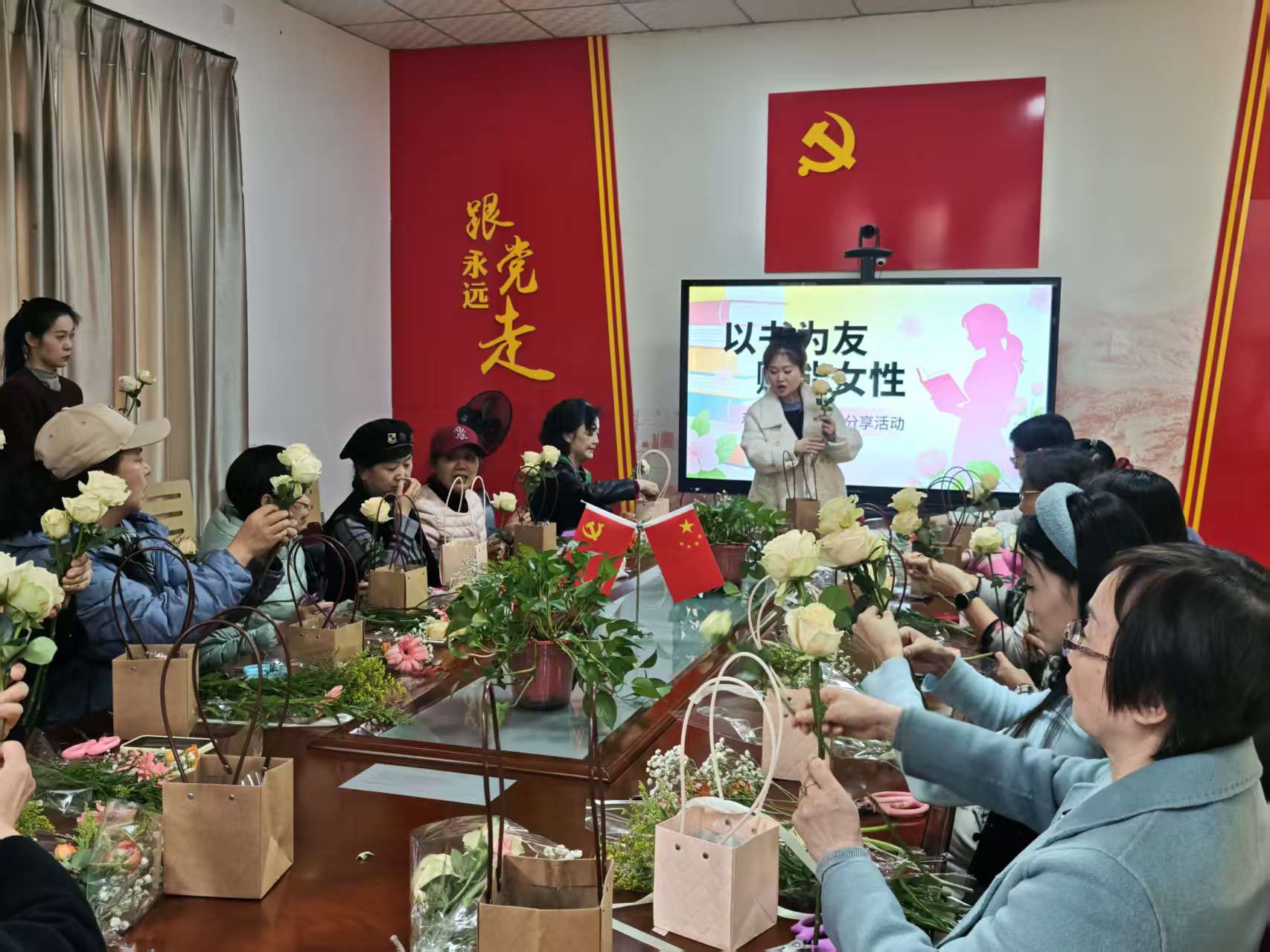 【百合行动】 以书为友赋能成长 花香相伴悦享芳华   ——和谐路社区开展女性读书分享暨插花活动纪实