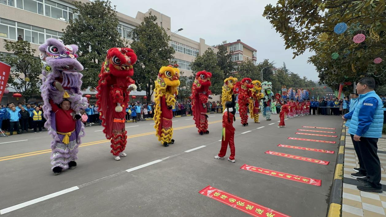 元宵共乐猜灯谜 邻里同欢庆团圆