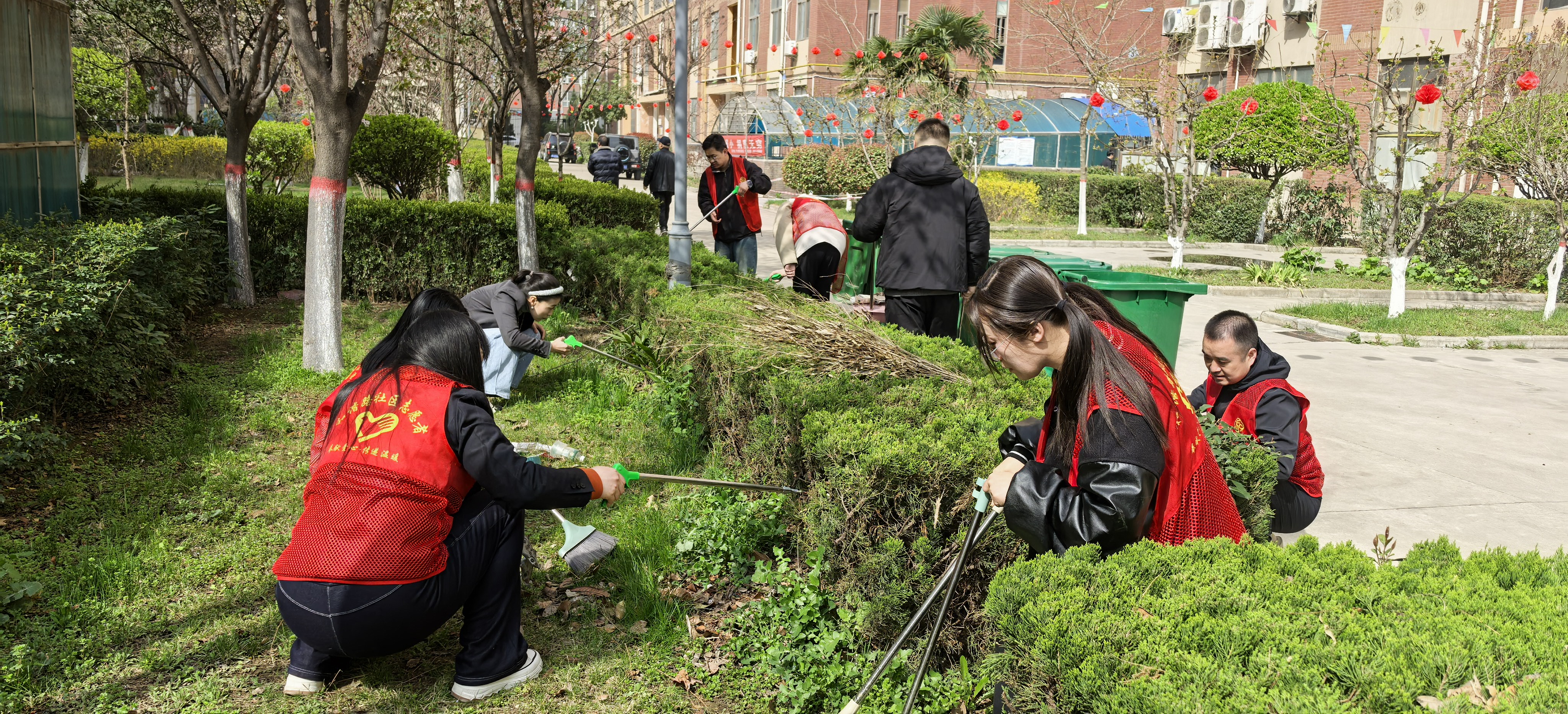 和谐路社区联合市医保局开展环境卫生 整治专项行动