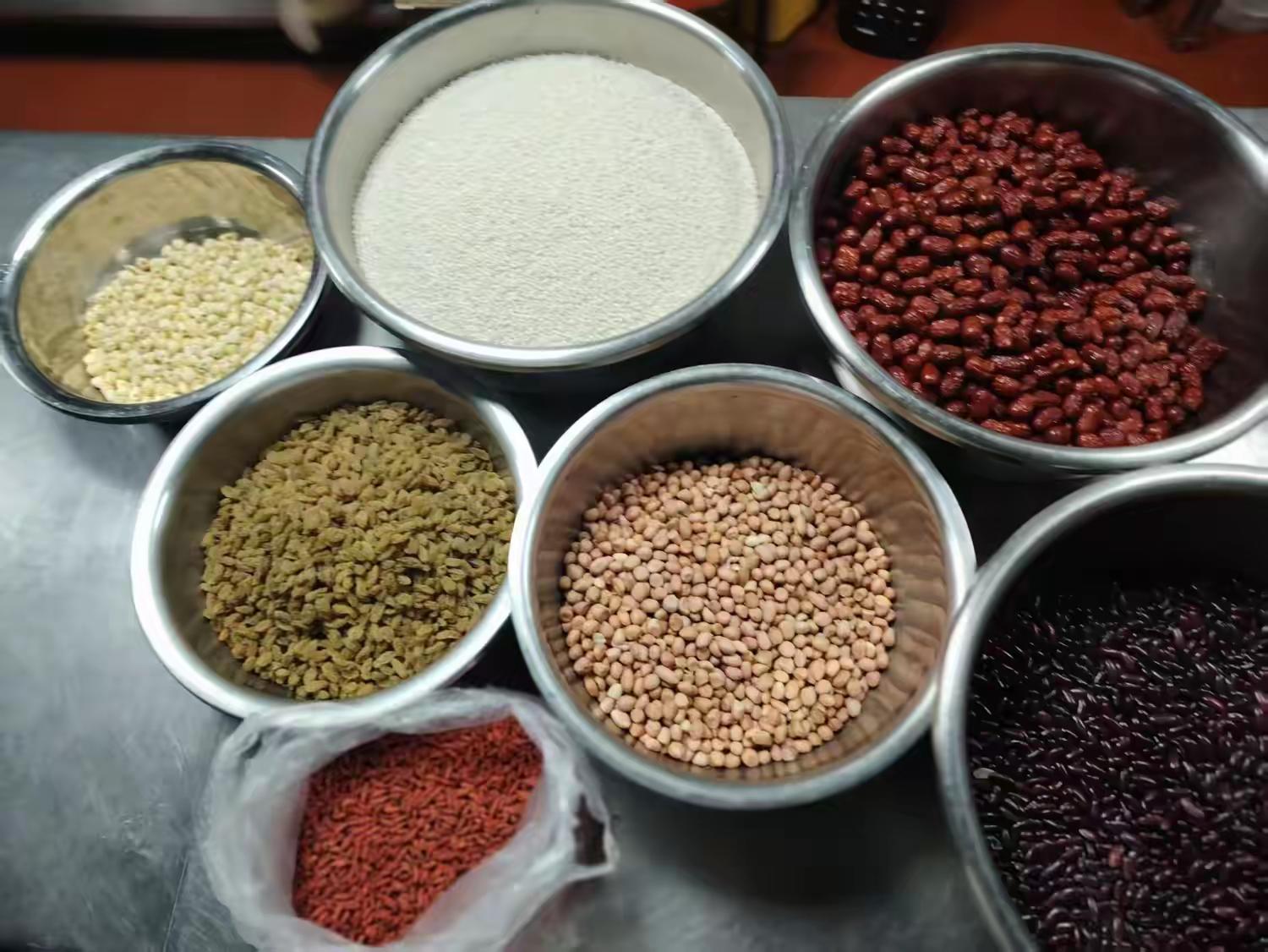 高山流水社区举办“腊八粥香暖人心 共聚社区邻里情”腊八节品粥活动